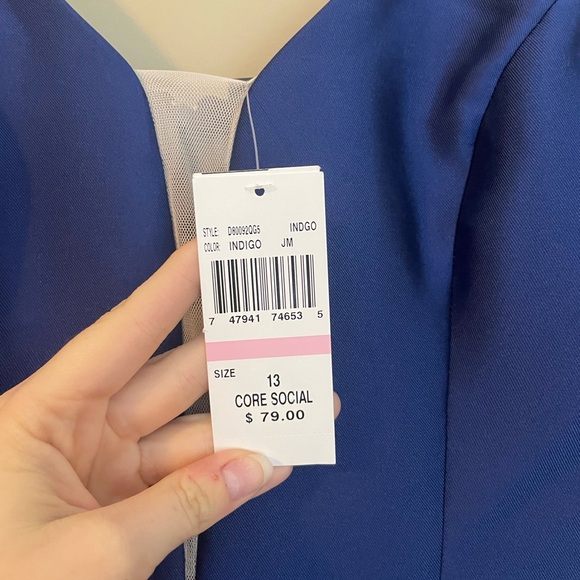 Elegant Blue Sleeveless Dress - Picture 2 of 4